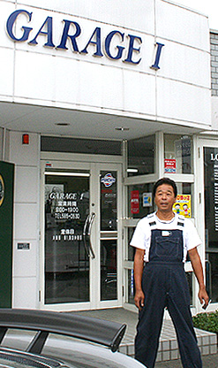 写真:店舗外観と社長の岩井 章